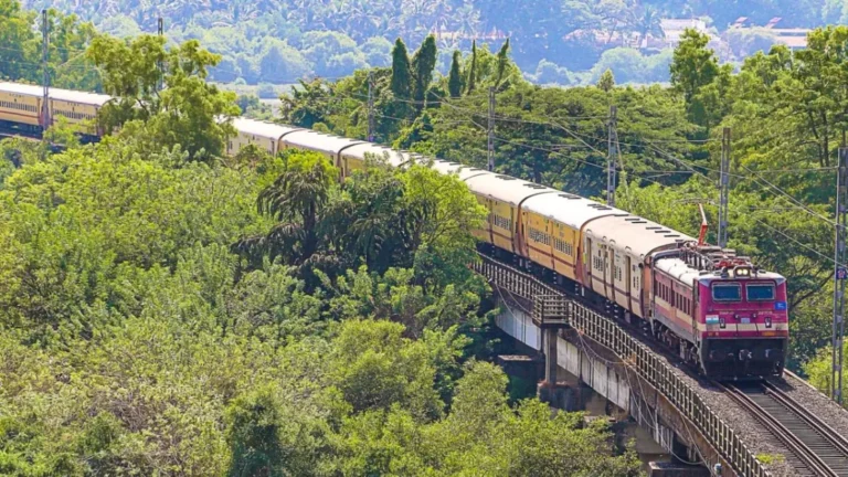 Indian Railways : दिवाली-छठ पर घर जाने वालों के लिए खुशखबरी; जानें टाइमिंग और स्टॉपेज