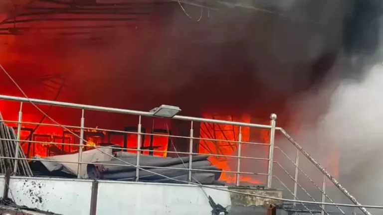 Meerut Fire: तड़के धू-धूकर जला दो मंजिला अविका होटल, 6 दमकल गाड़ियों ने बुझाई आग