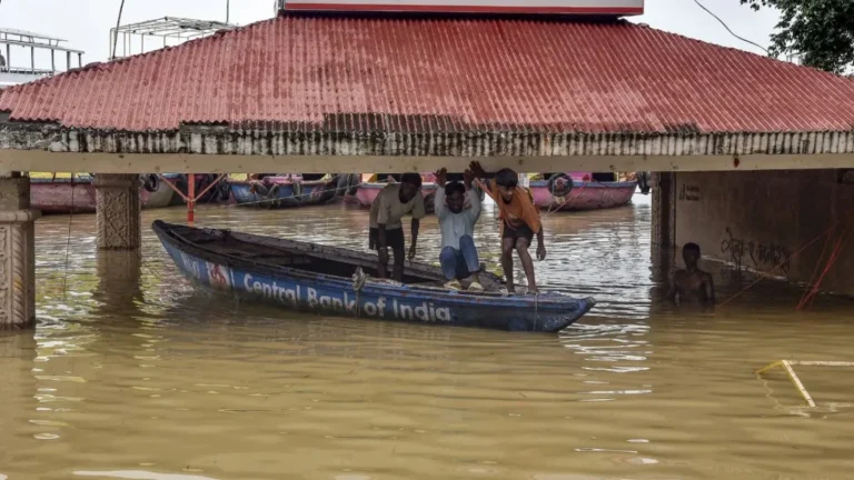 Varanasi Flood : वाराणसी में गंगा का जलस्तर चेतावनी स्तर के पार, 70.54 मीटर पहुंचा पानी