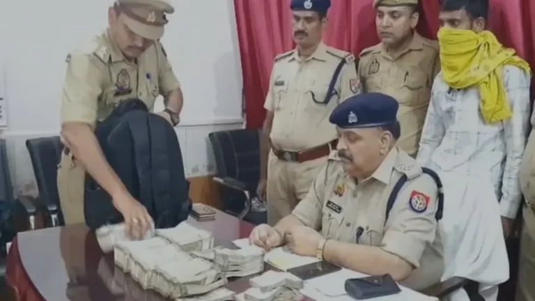 Chandauli News : DDU जंक्शन पर ट्रेन से 43 लाख रुपये कैश बरामद, जनरल कोच में युवक पकड़ा गया