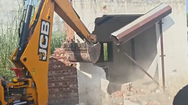 Ghaziabad News : ट्रॉनिका सिटी में अवैध प्लॉटिंग पर प्रशासन का एक्शन, सड़क और बाउंड्री वॉल तोड़ी