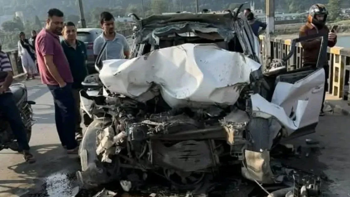 Himachal Road Accident : हिमाचल में दो बड़े सड़क हादसे: पांवटा साहिब में 3 की मौत, कुल्लू में HRTC बस पलटी