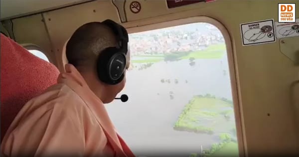 Lucknow Flood News: CM Yogi ने लिया गोमती के जलस्तर का जायजा, बख्शी का तालाब में बांटी राहत सामग्री